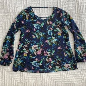 ⭐️ Navy blue, floral blouse with long sleeves ⭐️
